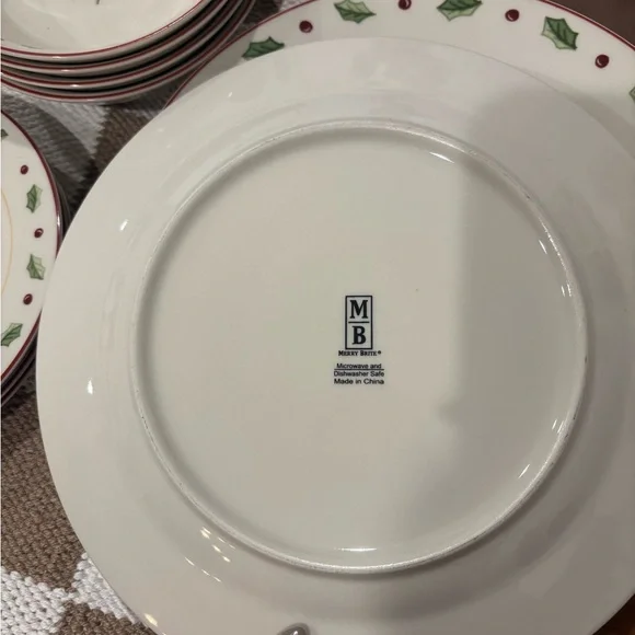 Set of 11 Vintage Merry Brite holiday dinner plates, bowls, & dessert plates - Picture 3 of 3